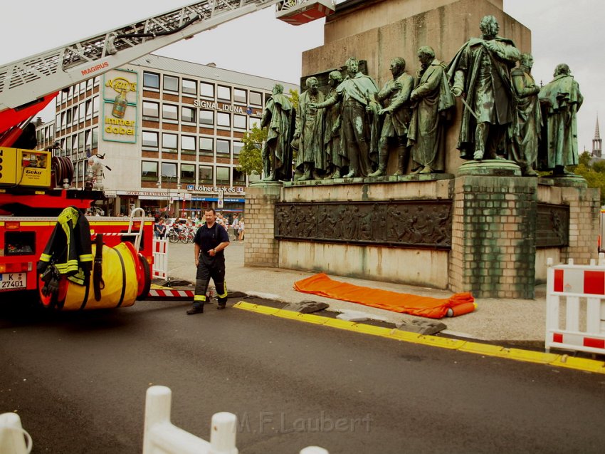 2 Denkmalkletterer hielten Feuerwehr und Polizei in Trapp Koeln Heumarkt P057.JPG